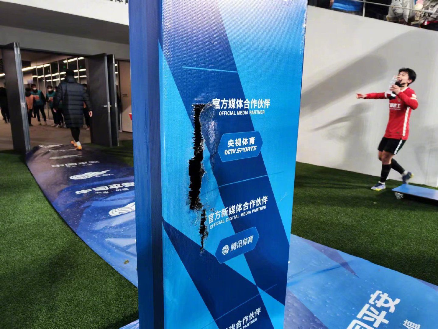 俱乐部正在密切关注他，因为他现阶段表现不佳。